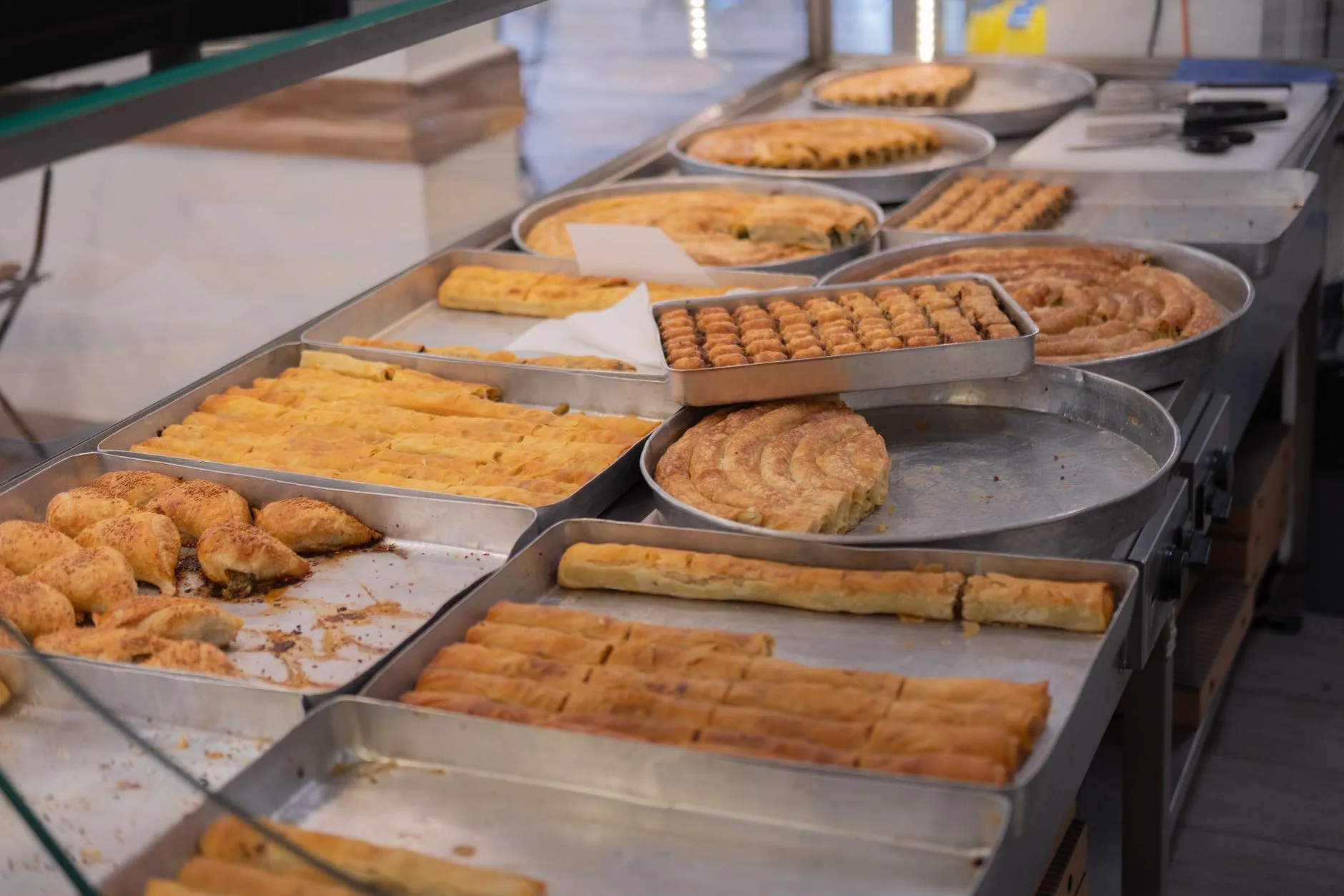 Burek au fromage et pot de jogurt posés sur le comptoir d'une pekara au Monténégro
