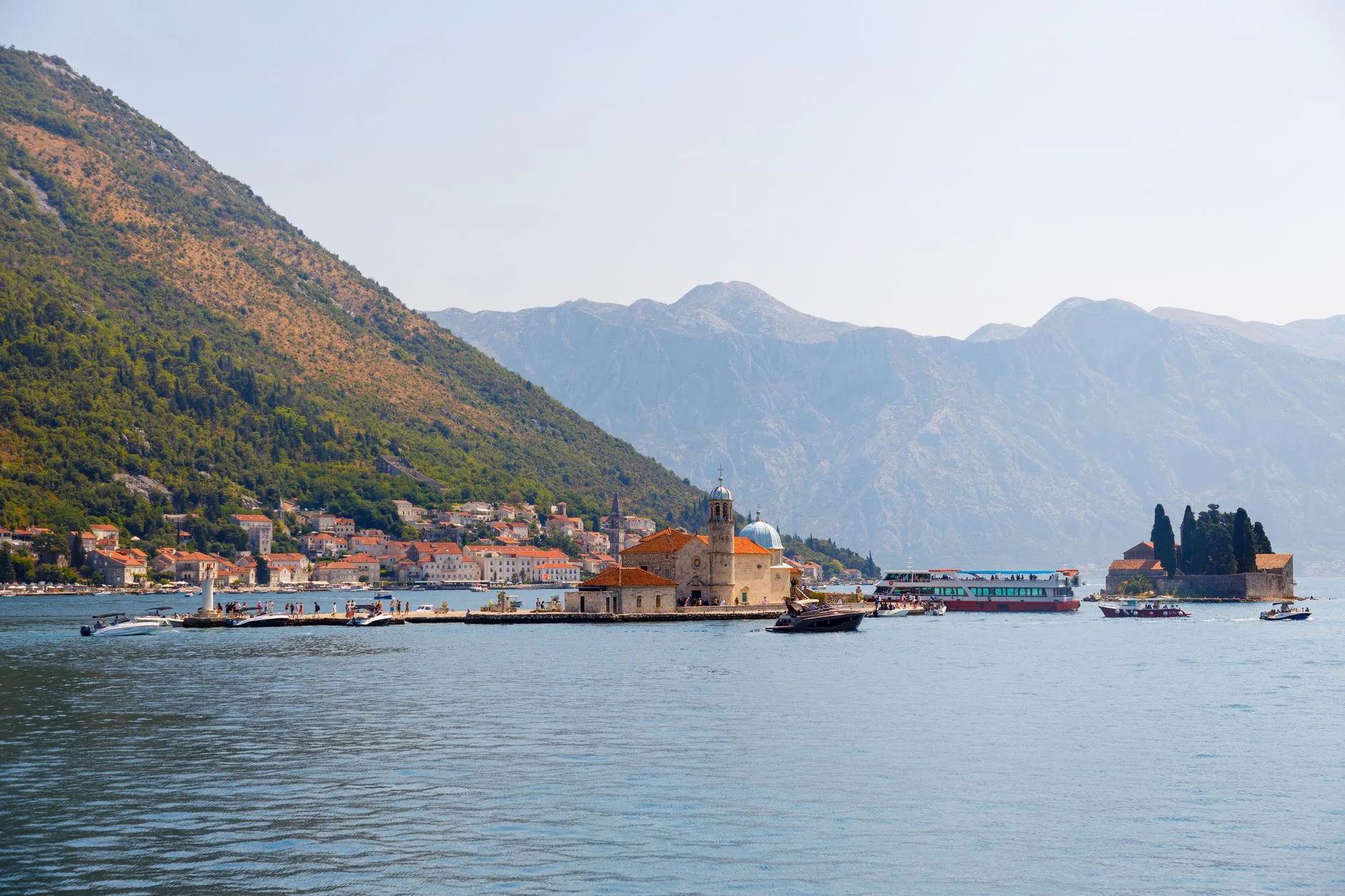 Bus local traversant les Bouches de Kotor au Monténégro