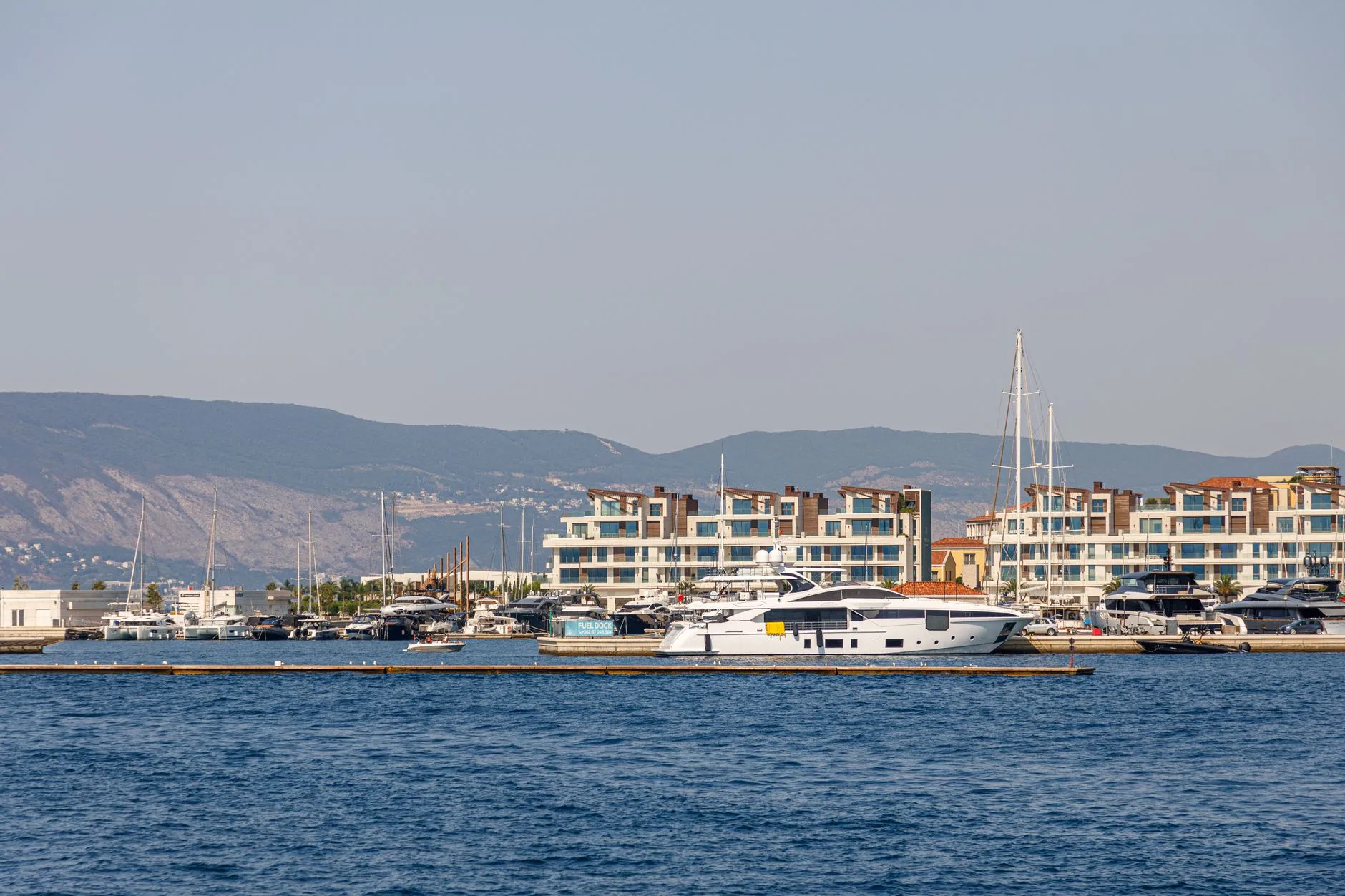 ️ Le centre-ville de Tivat : vie locale et bon rapport qualité-prix