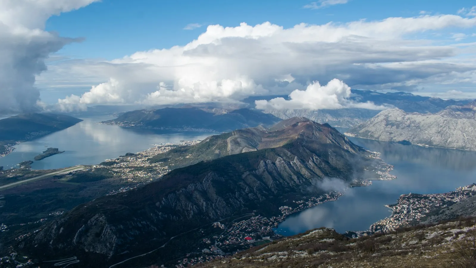 Parapente en vol tandem au-dessus des Bouches de Kotor au Monténégro