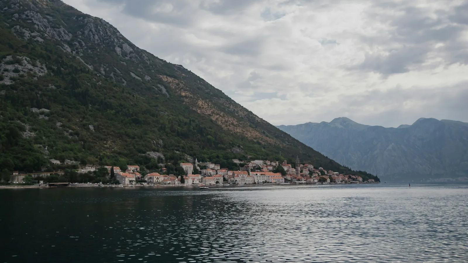 Îlot Notre-Dame du Rocher face au village baroque de Perast dans les Bouches de Kotor
